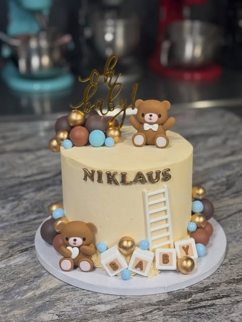 Baby shower cake with teddy bears and gold balloons